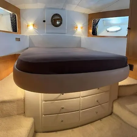 Bateau Moteur Tout Confort Ботель