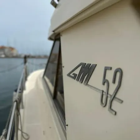 Ботель Bateau Moteur Tout Confort
