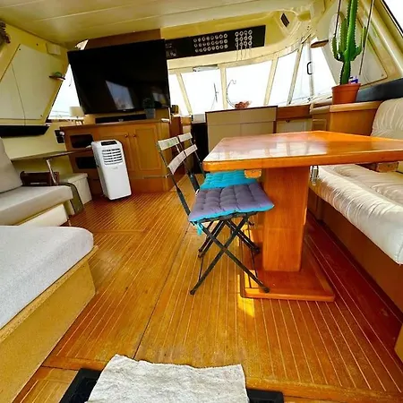 Ботель Bateau Moteur Tout Confort