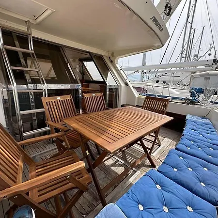 Ботель Bateau Moteur Tout Confort
