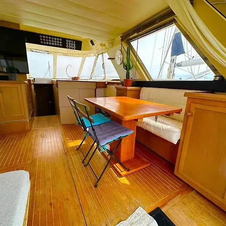Ботель Bateau Moteur Tout Confort Агд