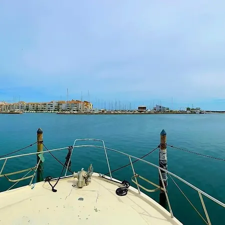 Bateau Moteur Tout Confort Ботель