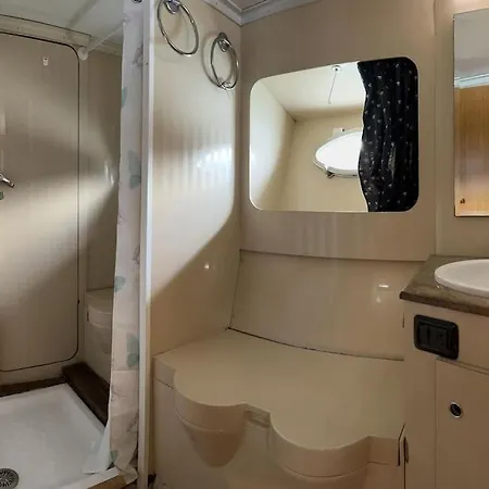 Ботель Bateau Moteur Tout Confort